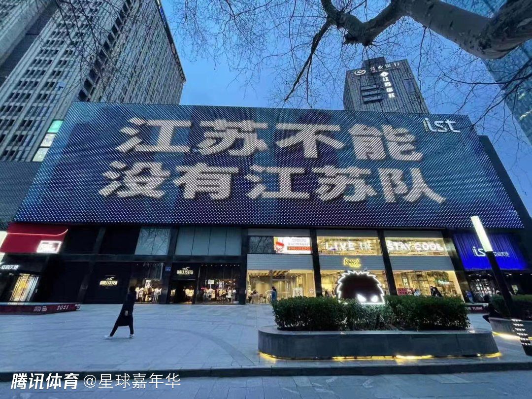 张颂文在开拍后直接将手伸向佟丽娅，;那一瞬间，我就抬头抓住了他，然后他慢慢地松开手，;整个人就崩溃了